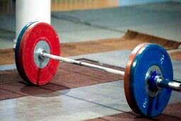 فیلم  عجیب غش کردن یک وزنه بردار در حین نگه‌داری وزنه ! | حال وزنه بردار چطور است ؟