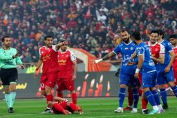 تصاویری از حادثه خونین پیش از شروع دربی| هواداران پرسپولیس با سنگ سر ستاره استقلال را شکستند!