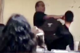 تصاویر کتک‌کاری خشن معلم و دانش‌آموز همه را حیرت‌زده کرد | نپوشیدن یونیفرم برای دانش آموز دردسر شد