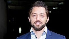 عکس گور کندن بهرام رادان در قبرستان | گریه های بهرام رادان دل همه را سوزاند + عکس