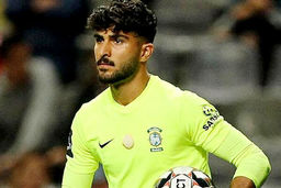 امیر قلعه نویی ببیند | تصویر معنادار روی دستکش و لباس دروازه بانی امیر عابدزاده