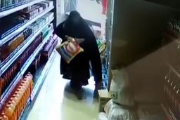  سرقت ٣ گونی برنج از یک فروشگاه توسط یک خانم+فیلم 