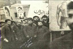 علی پروین در صف اول انقلاب +عکس