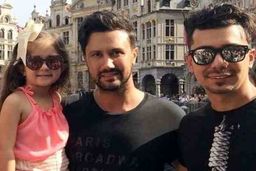 ماجرای یک عکس عجیب شاهرخ استخری در بلژیک | همسر شاهرخ استخری برای پنهان کردن عصبانیت همسرش روی چشمش عینک گذاشت +عکس