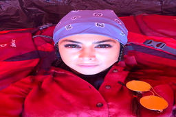  حجاب متفاوت آزاده صمدی در یک مراسم افتتاحیه بعد از حکم دادگاه | پوشش جدید آزاده صمدی +عکس