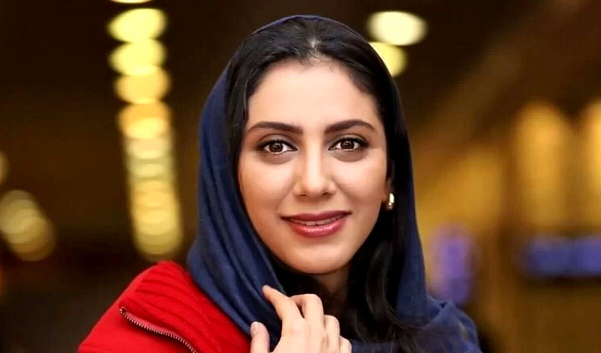 عکس غم انگیز مونا فرجاد در مراسم خاکسپاری مادرش!