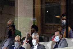 تیپ متفاوت وزیر ورزش هنگام ترخیص + عکس