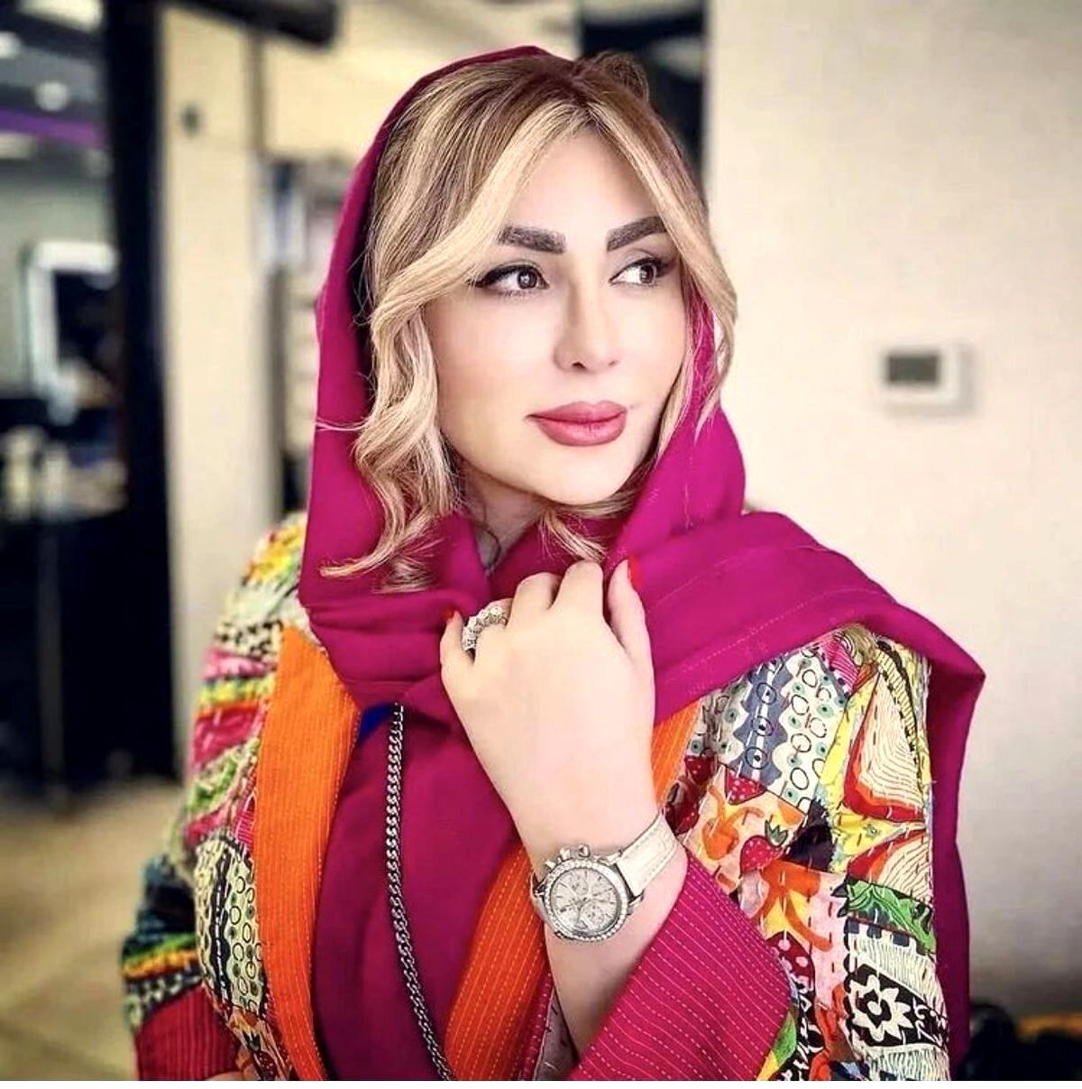 عکسی در رستوران همسر دوم نیوشا ضیغمی را لو داد | همسر کم  سن و سال و خوشتیپ نیوشا ضیغمی نگاه ها را به خود جلب کرد +عکس