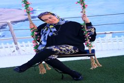 تابلو پشت سر این عکس بهاره رهنما جنجالی شد!؟/دردسر جدید برای بهاره رهنما بعد از طلاق دومش!؟ +عکس حاشیه ساز