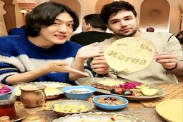 عکس جالب از خواننده معروف کره ای در مشهد | کیم جاى کیست ؟ + عکس