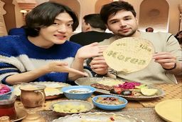 عکس جالب از خواننده معروف کره ای در مشهد | کیم جاى کیست ؟ + عکس