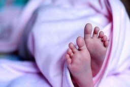 رها کردن نوزاد ۱۸ماهه‌ در هیئتی در اسلامشهر | ماجرای نامه تکان دهنده همراه کودک چه بود؟