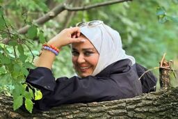 بهاره رهنما یه سطل رنگ صورتی رو لباسش پاشید