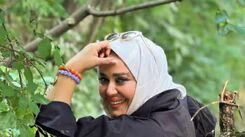 بهاره رهنما یه سطل رنگ صورتی رو لباسش پاشید