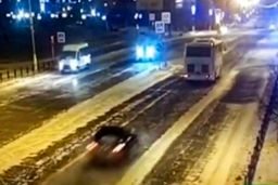  رانندگی دیوانه وار یک دختر روی یخ+ فیلم داغ 