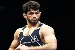  تصویری از حسن یزدانی کنار بدل کشتی گیرش