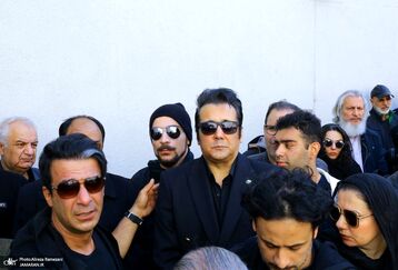 پدر رضا داوود نژاد یکشبه پیر  شد | تصاویری از حضور هنرمندان و خانواده داودنژاد در مراسم تشییع رضا داودنژاد
