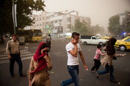 خیزش گرد و خاک و باد شدید در این مناطق تهران | این دو منطقه خنک ترین جای تهران است