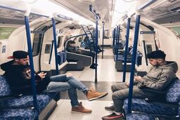 مترو گردی مسوت اوزیل +عکس