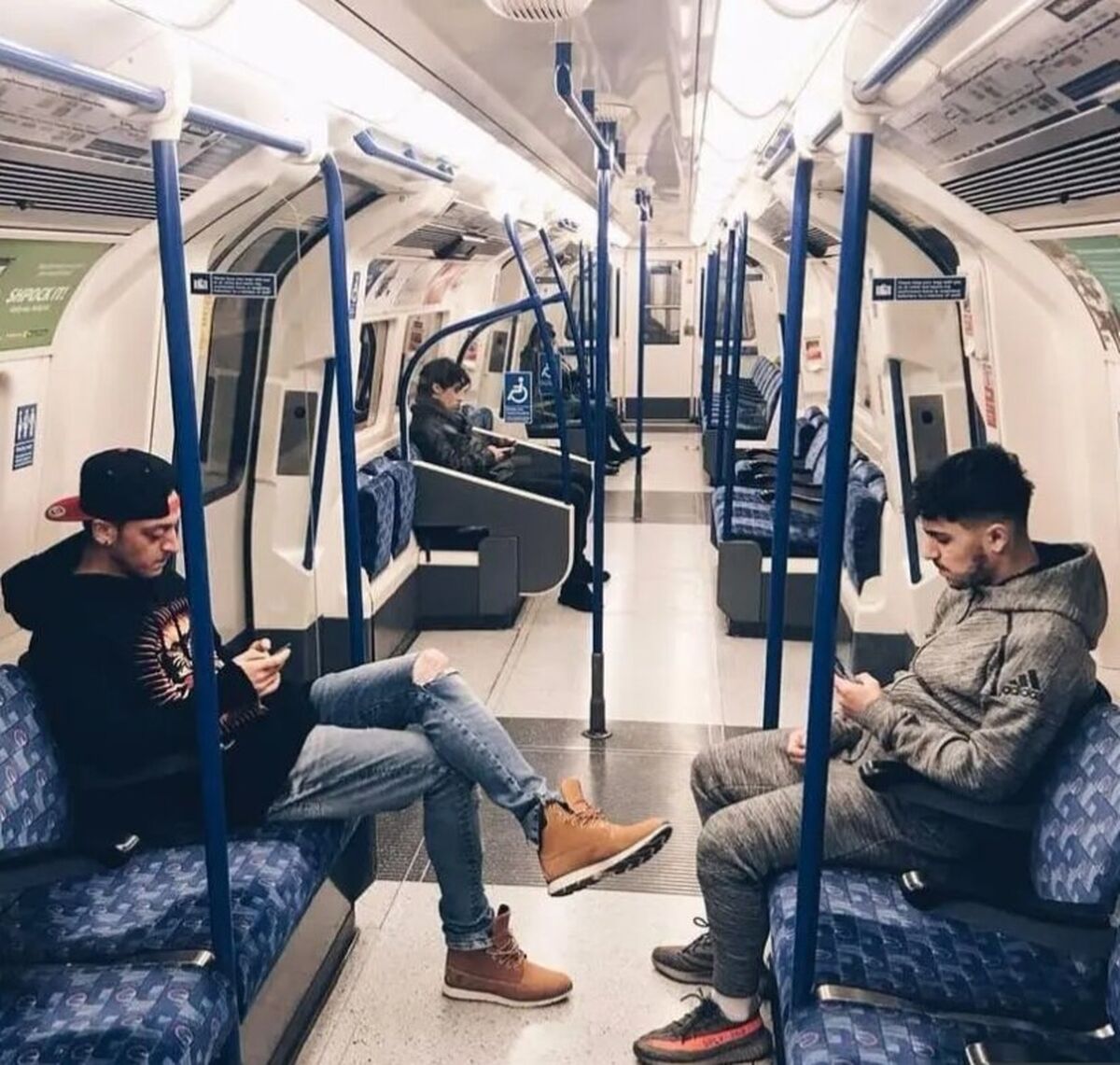 مترو گردی مسوت اوزیل +عکس