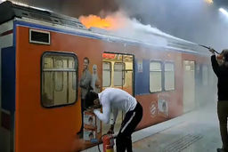 حادثه هولناک در مترو تهران | اولین فیلم از آتش‌سوزی امروز در متروی تهران 