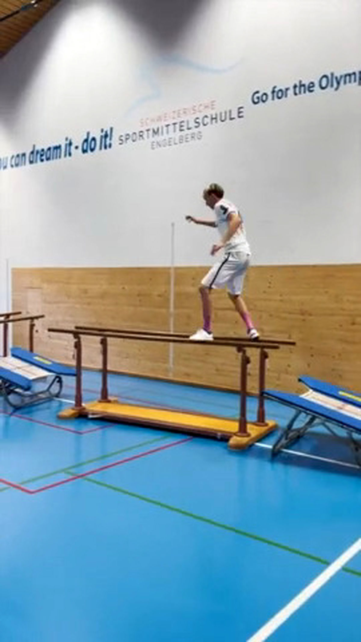 نمایش مهارت اسکی‌باز سوئیسی باپس‌زمینه‌‌سریال«بازی‌مرکب»
