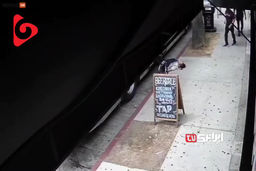 لحظه وحشیانه هُل دادن یک زن از اتوبوس به بیرون! | کمک نکردن مردم همه را شوکه کرد+فیلم