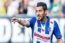 عکس شکار شده از گردش مجردی رضا قوچان نژاد  | آقای فوتبالیست در یک قهوه خانه سنتی +عکس