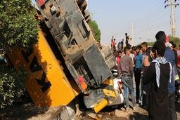 تصویری هولناک از واژگونی جرثقیل در اهواز/ خودرو تیبا پرس شد +عکس