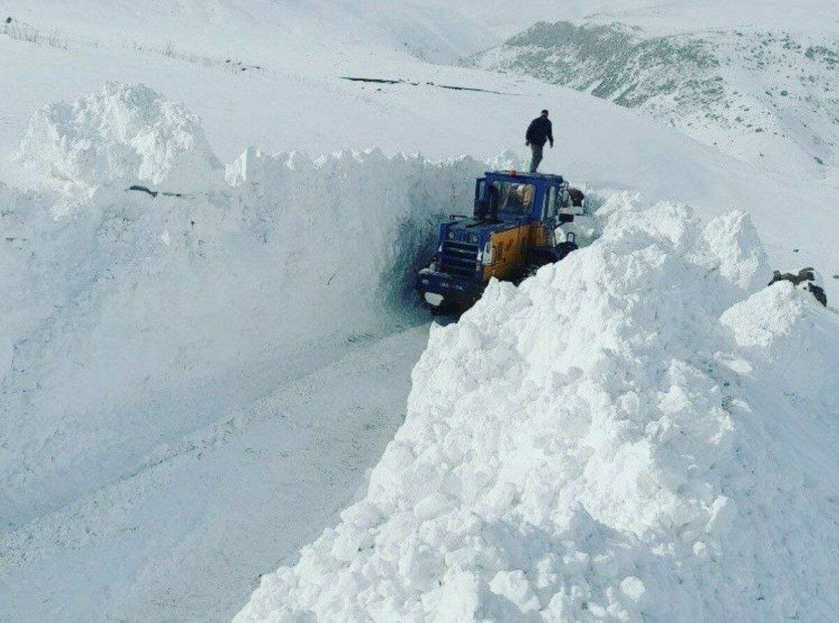 ارتفاع برف در روستای صندوقلو در آذربایجان‌شرقی +عکس