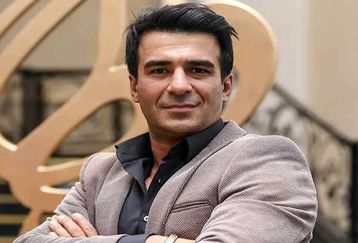 چهره بهت‌زده یوسف تیموری بر پیکر رضا داودنژاد | ناراحتی یوسف تیموری در مراسم تشییع رضا داوود نژاد +عکس