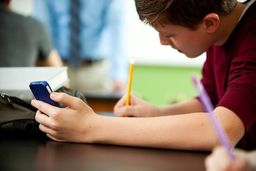 معتادان به گوشی لوبیا قرمز بخورند | توصیه‌های تغذیه‌ای برای کار کردن زیاد با موبایل !