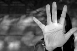 اخاذی نخبه اقتصاد با فیلم سیاه از دختر جوان در تهرانی | ماجرای عکس‌های مستهجن تعرض به دختر پولدار 