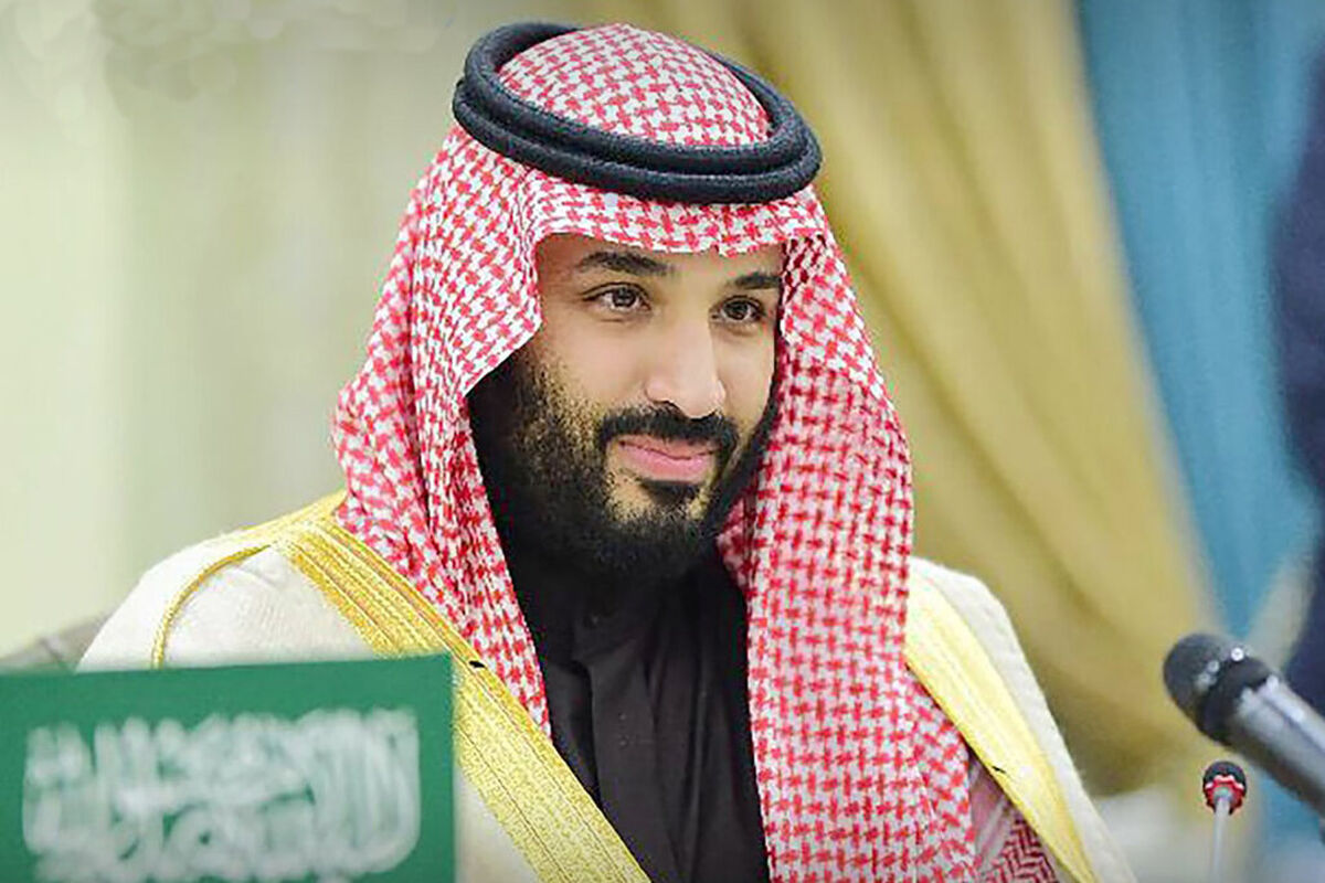 پوشش جنجالی بن سلمان  در سفر | لباس ۲۰۰ میلیون تومانی ولیعهد عربستان را ببینید +عکس