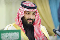 پوشش جنجالی بن سلمان  در سفر | لباس ۲۰۰ میلیون تومانی ولیعهد عربستان را ببینید +عکس