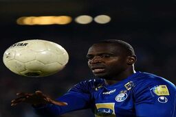 تصویر جنجالی| بوسه خرید جدید پرسپولیس به لوگو استقلال 