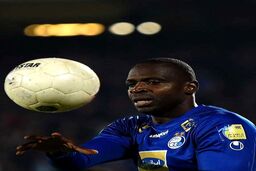 تصویر جنجالی| بوسه خرید جدید پرسپولیس به لوگو استقلال 