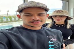 مهدی قائدی شاسی بلند جدیدش را به رخ کشید | سلفی عاشقانه مهدی قائدی در ساندورف جدیدش