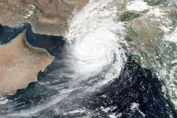 طوفان شن منجر به تصادف زنجیره‌ای ۱۱ خودرو شد/ در اصفهان رخ داد