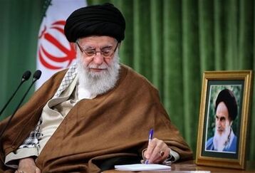 تصاویر خنده‌های رهبر انقلاب در واکنش به شعر طنز ناصر فیض درباره شب پیروزی برجام