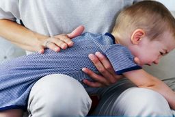 بی تابی پدری که نوزادش داشت خفه می شد اشک همه را در آورد!