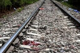 برخورد هولناک قطار با یک خانواده ؛ ۴ نفر کشته و مصدوم شدند