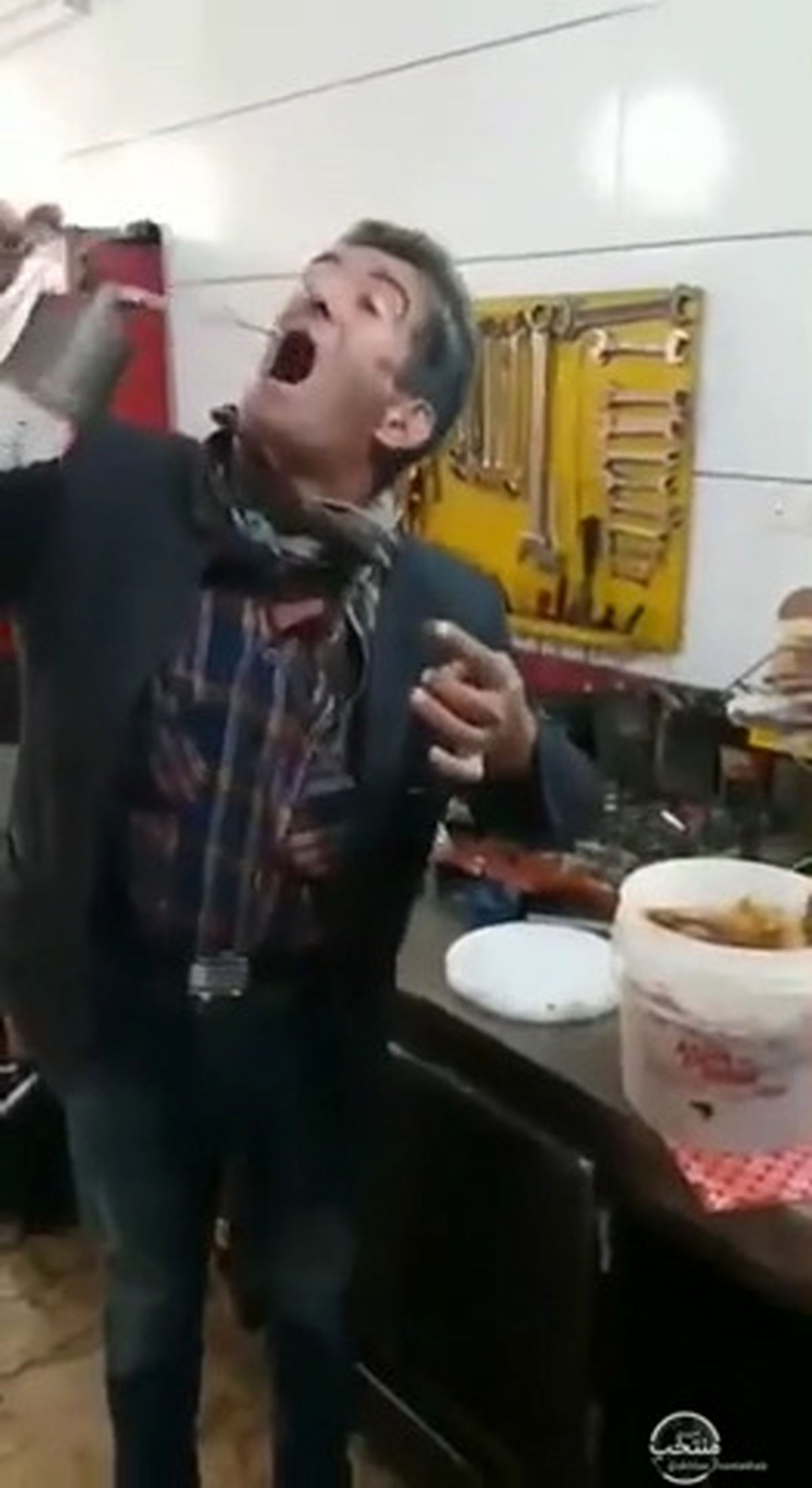 مردی که ۳۵ سال است روغن و گریس می خورد! +فیلم