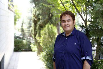 تصویری عاشقانه از مراقبت‌های همسر رضا داوودنژاد از شوهرش | شباهت عجیب همسر جوان رضا داوودنژاد به عسل بدیعی خواهر بازیگرش +عکس