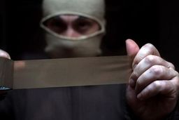 حمله وحشتناک سه سارق به بانوی میانسال یزدی | سرقت زیورآلات پیرزن یزدی