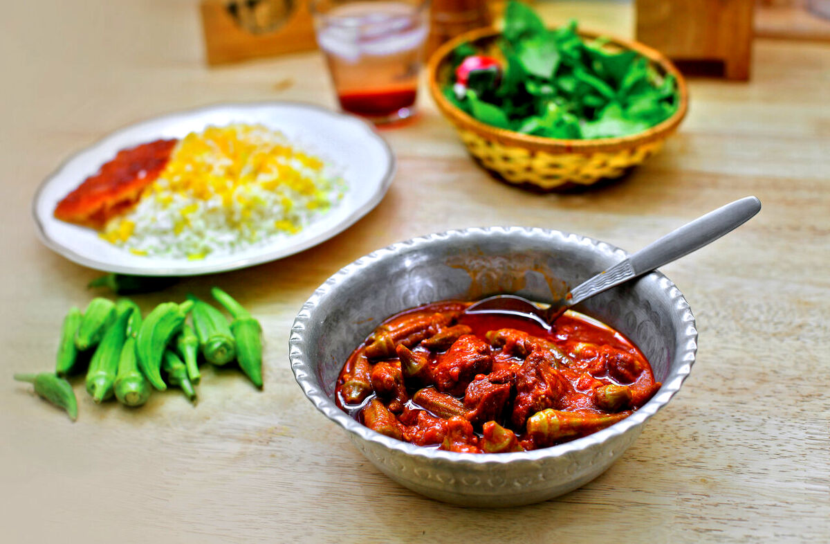 طرز تهیه خورش بامیه به روش خوزستانی‌ها | با این ترفند حسرت سال‌های بدون بامیه را خواهید خورد!