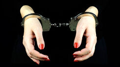 خانم دکتر قلابی و شوهرش در کمد لباس پیدا شدند|‌ کشف ۴۰۰ رضایت‌نامه تهدیدآمیز از مخفیگاه متهمان