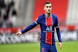 هواداران، مچ ستاره فوتبال را با سیگار گرفتند! + لحظه دیدنی
