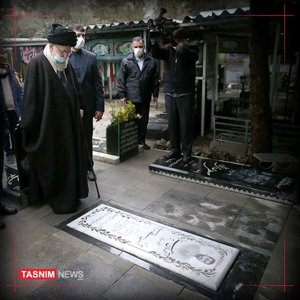 حضور رهبر انقلاب بر مزار شهید «آرمان علی‌وردی» +عکس