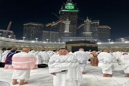 تصویری تازه از امیر قلعه‌نویی در عربستان | امیر قلعه‌نویی در لباس احرام +عکس